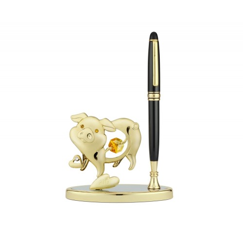 Pildspalvas turētājs ar 2019.gada simbolu -Cūku, Swarovski kristāliem un 24 karātu zelta pārklājumu,dāvanu kastē. Izmērs 150х100 mm.